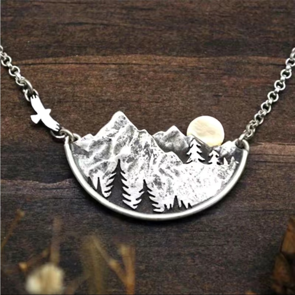 🏔️ EUC. Mountain range full moon silver necklace
